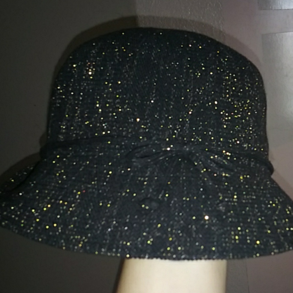 Black hat with gold flakes 🍾